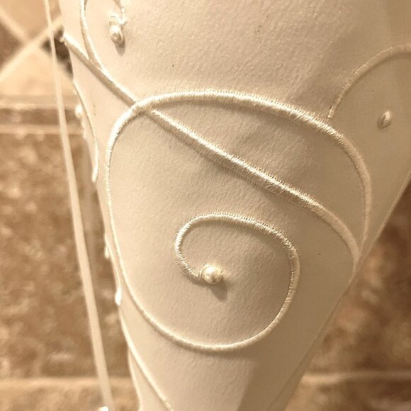 Disney Cinderella Wedding Flower Girl Basket Ivory Petal Cone And Pillow - Picture 2 of 8